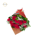 Buque de 12 rosas tela vermelha