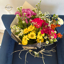 Buque Colorido de flores do campo médio